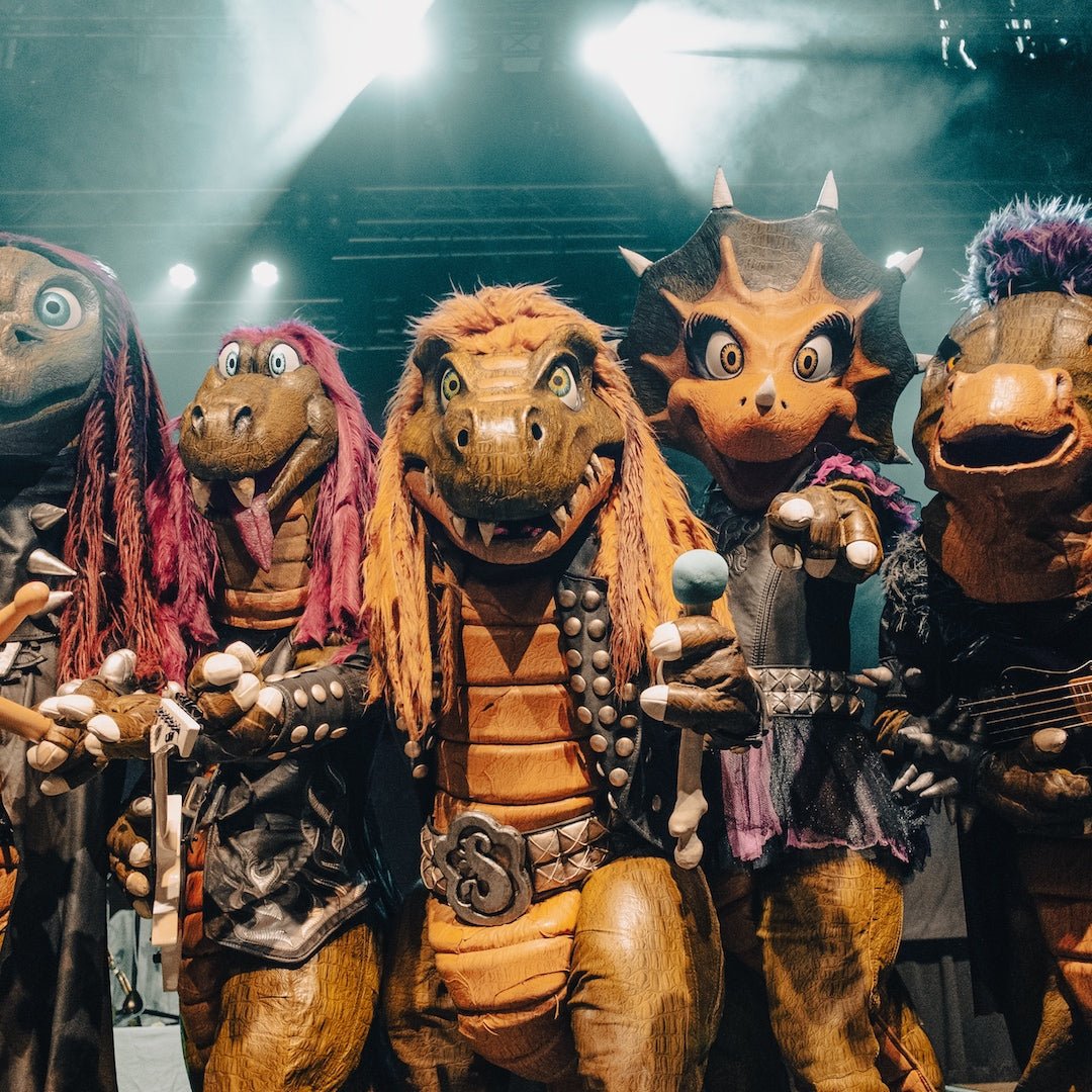 Heavysaurus Konzert in Braunschweig, Applaus Garten, Livemotiv, farbenfrohes Bühnenbild bei Heavysaurus Shop Event.