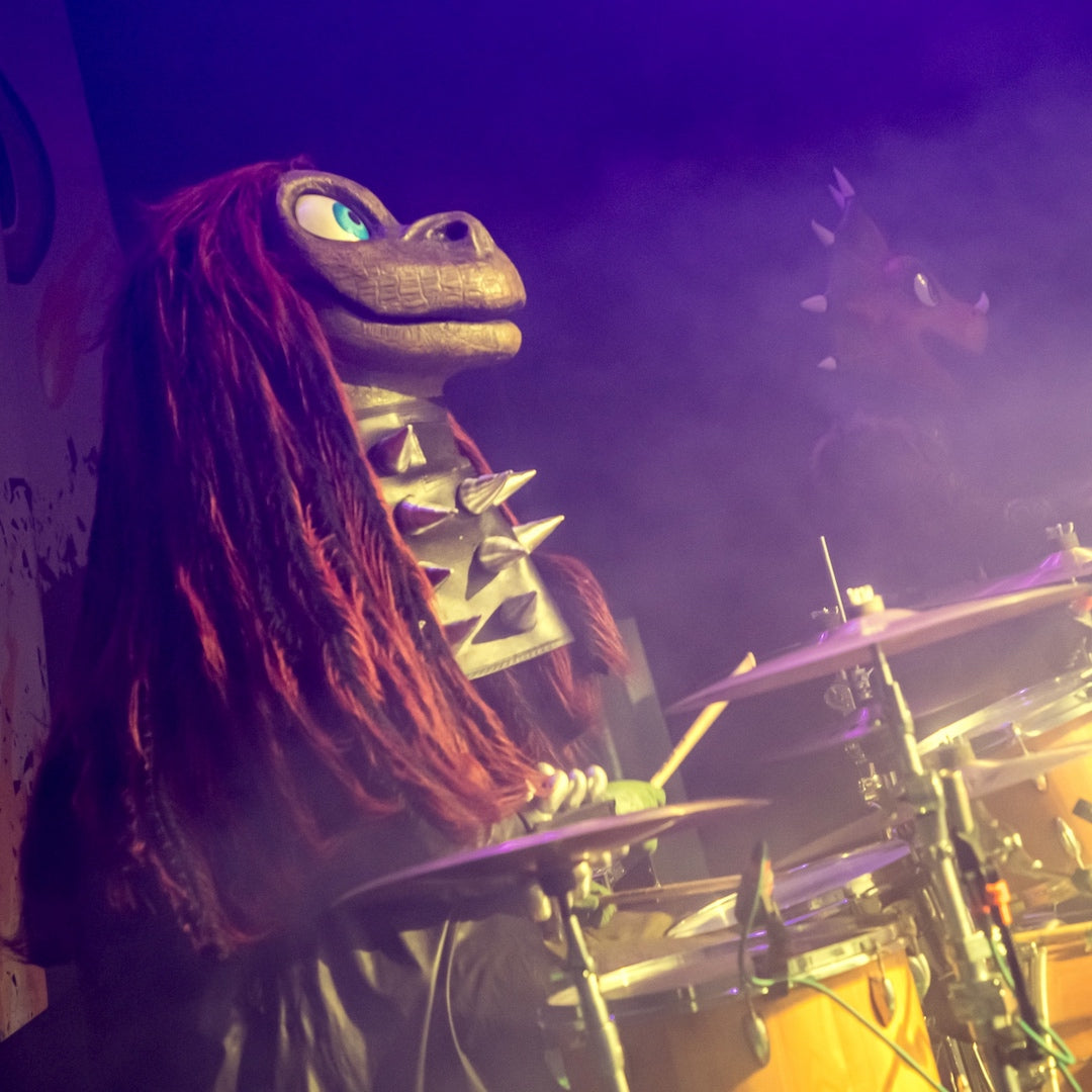Heavysaurus Konzert im Applaus Garten Braunschweig, Livemoment bei Vivenu Event, begeistert Fans, farbenfrohe Bühnenszene