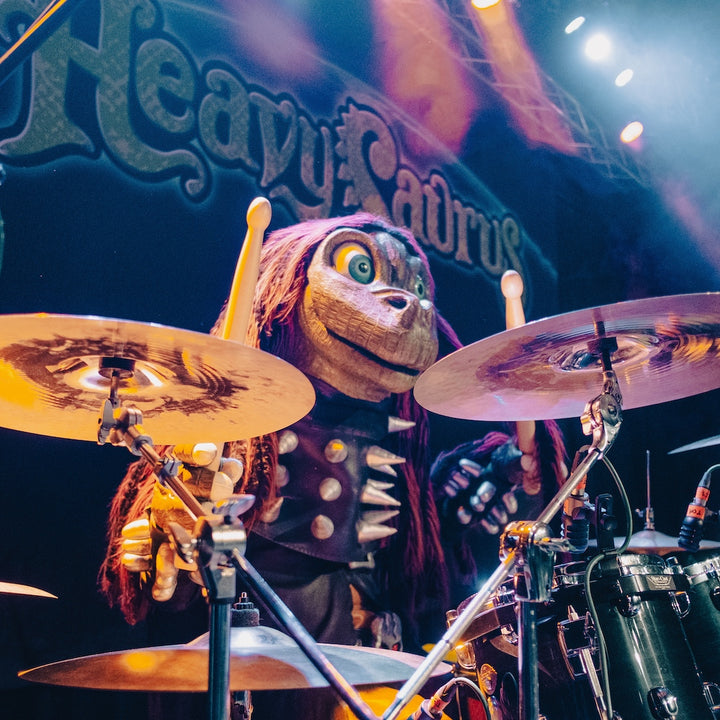Heavysaurus Konzert in Herten, Throttle Island, mit Kinderfreier Eintritt bis 11 Jahre, Veranstaltungsplakat, lebendige Farben.