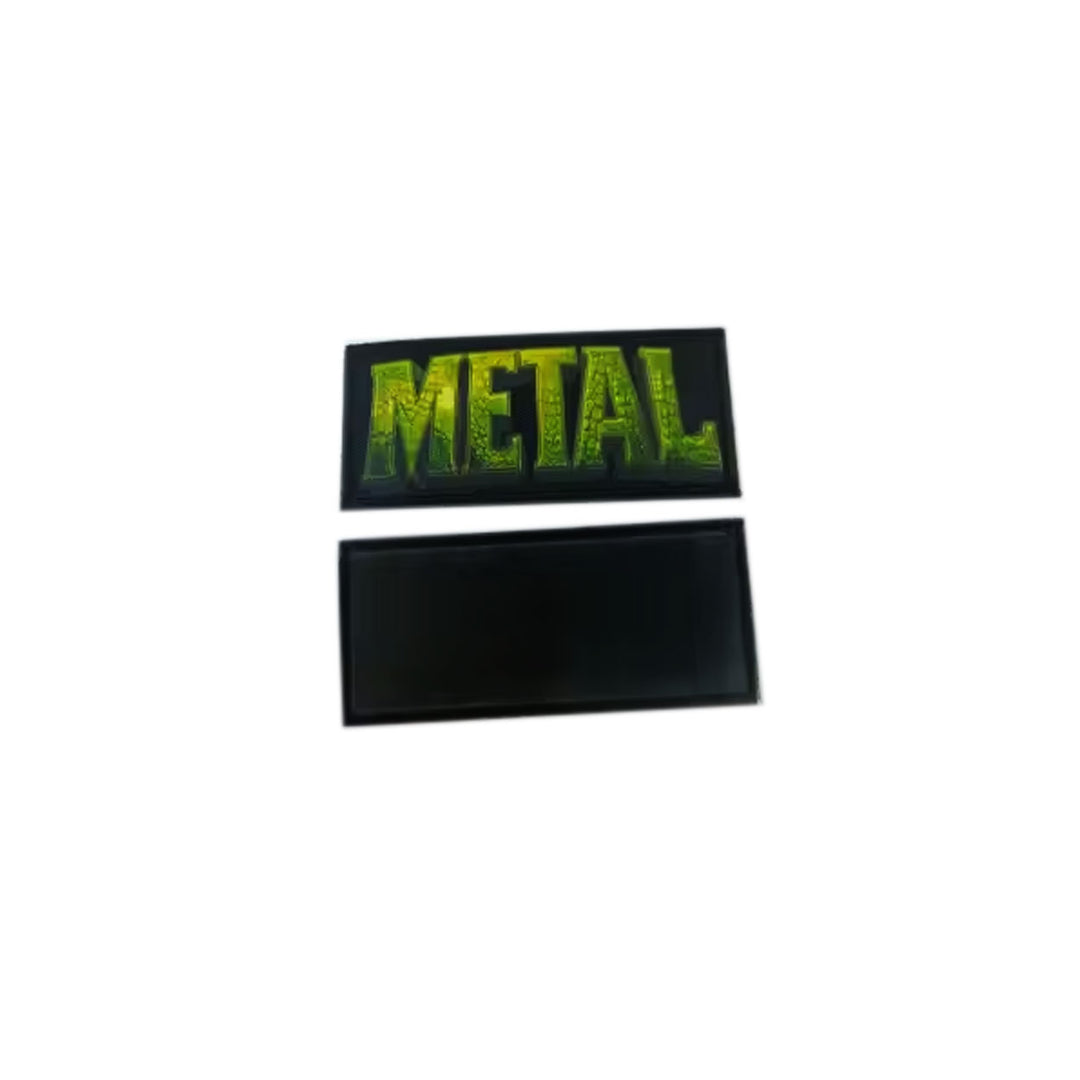 Aufnäher mit Metal-Logo von Heavysaurus Shop, detailreiches Patch mit metallicem Markenlogo auf schwarzem Stoff